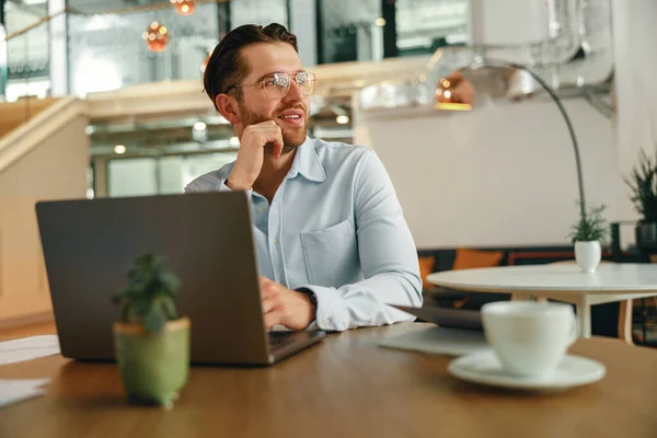 Gerente Masculino Sonriente Beber Café Durante Trabajo Ordenador Portátil Oficina Imagen de stock