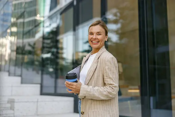 Mujer Negocios Sonriente Bebiendo Café Durante Descanso Cerca Del Edificio — Foto de Stock