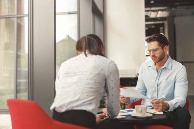 Ofiste birlikte çalışan iki iş arkadaşı. Yüksek kalite fotoğraf.