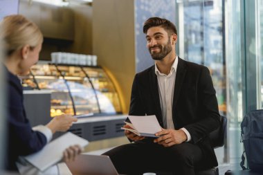 İş ortakları, iş meselelerini çözmek için kafede toplanırlar. Yüksek kalite fotoğraf