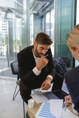 İş ortakları, iş meselelerini çözmek ve dokümanlarla çalışmak için kafede toplanıyorlar.