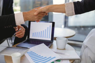 Ofisteki anlaşmadan sonra iş adamlarının el sıkışması. Yüksek kalite fotoğraf