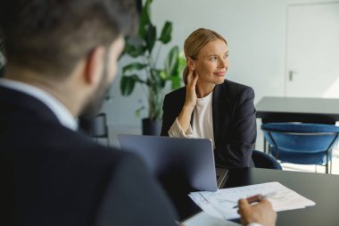Ofis toplantı odasında oturmuş proje üzerinde çalışan iki iş arkadaşı. Yüksek kalite fotoğraf