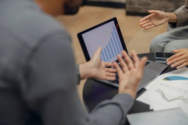 Modern iş birliği toplantısında proje üzerinde çalışan iki serbest çalışan.