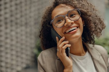 Şirin bayan serbest çalışan müşteriyle telefonda konuşurken iş birliği yapıyor. 