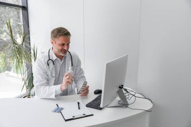 Doktor hastasına online danışmanlık yapıyor ve ona haplar gösteriyor. Yüksek kalite fotoğraf