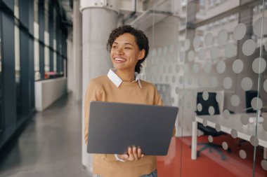 Modern çalışma geçmişi üzerinde çalışırken dizüstü bilgisayarda çalışan güzel bir kadın serbest yazar.