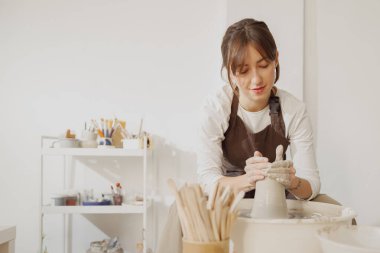 Çömlek atölyesinde killik şekillendiren profesyonel kadın zanaatkar. Seramik sanat konsepti