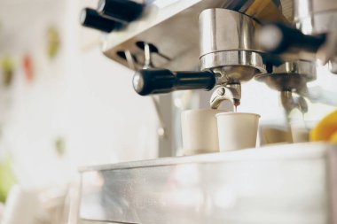 Profesyonel kahve dükkanında iki fincanı espresso ile dolduran kahve makinesi. Yüksek kalite fotoğraf