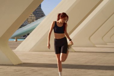 Sportif kadın, sabah antrenmandan önce ısınma egzersizleri yapıyor. Sağlıklı fitness