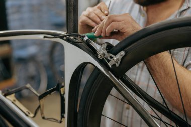 Tamir sürecinde atölyedeki bisiklet tamircisini kapatın. Yüksek kalite fotoğraf