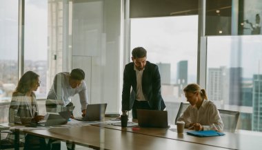 Son derece yetenekli bir ekip, modern bir ofis toplantısında yenilikçi stratejiler hakkında dinamik bir tartışmaya girişiyor.