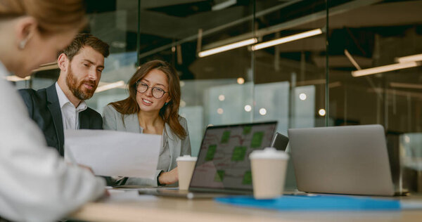 Grupo Diverso Profesionales Que Participan Discusiones Productivas Sobre Estrategias Espacio — Foto de Stock