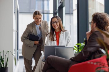 Modern bir ofiste üretken bir toplantı yapılıyor. Meşgul profesyoneller fikirleri tartışıyor ve beyin fırtınası yapıyorlar.