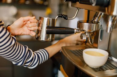 Çok yetenekli bir barista ustalıkla espresso sanatında olağanüstü ve eşsiz bir uzmanlığa sahiptir.