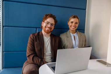 İki yetenekli profesyonel modern ofis ortamında birlikte strateji oluşturuyorlar.