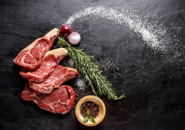 Çeşitli otlar ve baharatlarla tatlandırılmış kaliteli etin tadını çıkarın, gurme mutfak vitrinleri için mükemmel.