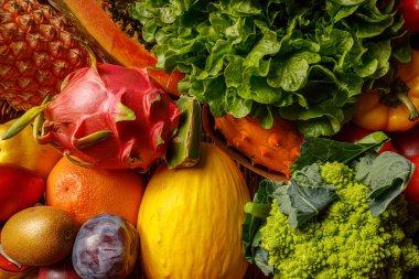 Sağlık ve tazeliği destekleyen çeşitli taze meyve ve sebzelerin yer aldığı şaşırtıcı derecede renkli bir gösteri.