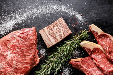 Taze, kaliteli, biberiye ve baharatlı, koyu bir zemin üzerine kurulmuş çekici bir düzenleme.