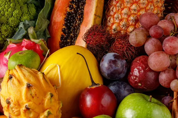 Tüm diyetler için zengin dokular ve renkler içeren canlı bir tropikal meyve ve sebze çeşitliliği