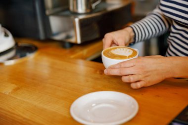 Fevkalade yetenekli ve iyi eğitimli bir barista güzel bir kahve ve aromatik kahve servisi yapar.