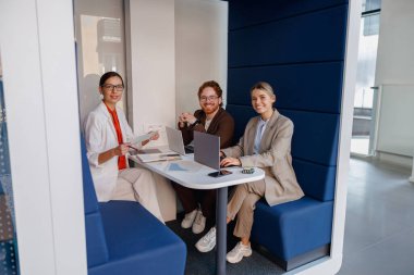 Dinamik ve motivasyonlu bir ekip modern bir çalışma alanı içinde oldukça verimli bir beyin fırtınası yapıyor.