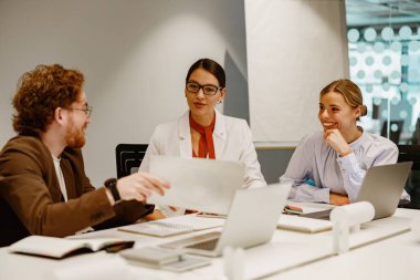 Çeşitli ve yetenekli bir ekip, çağdaş ve yenilikçi bir çalışma alanında oldukça verimli bir toplantıya katılıyor.