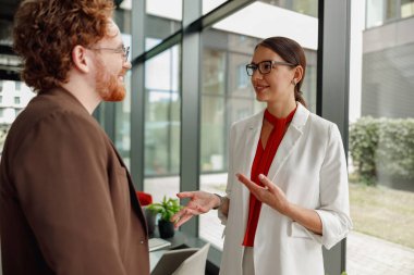 Modern bir ofis ortamında, iki yetenekli iş adamı dinamik ve canlı bir tartışmaya girişirler.