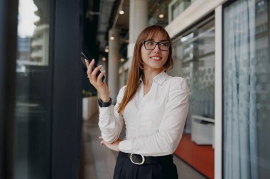 Kendine güvenen iş kadını, çağdaş bir çalışma alanında profesyonellik sergiliyor..