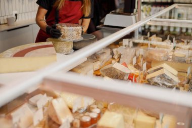 Bir gurme dükkanında kaliteli zanaatkar peynirlerinin canlı bir gösterisi, çeşitli ve olağanüstü kalitede.