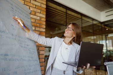 Kendine güvenen bir kadın şık bir ofiste fikirler ve stratejiler hakkında canlı bir tartışmaya girişiyor.