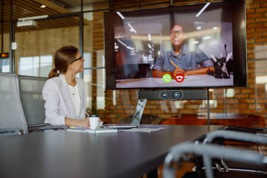 Çağdaş bir çalışma alanında yapılan ve işbirliğini ve gelişmiş teknolojinin kullanımını vurgulayan bir video çağrısı