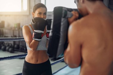 Kendini spora adamış bir boksörle yoğun ve odaklanmış bir eğitim seansı.