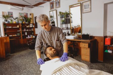 Dinlendirici bir spa tedavisi sırasında rahatlamanın ve özen göstermenin güzel bir göstergesi olan huzurlu ve huzurlu bir an.