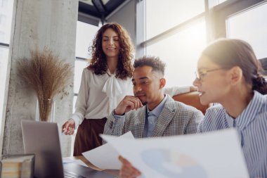 Profesyoneller, takım çalışmasına odaklanmış şık bir çalışma alanında proje içgörüleri hakkında canlı tartışmalara giriştiler.