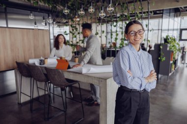 Takım çalışmasını, yaratıcılığı ve modern tasarım prensiplerini harekete geçiren canlı ve iç açıcı bir ofis alanı
