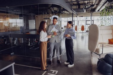 Profesyoneller, işbirliği ve büyüme için modern bir iş ortamında dinamik bir diyaloga giriyorlar.