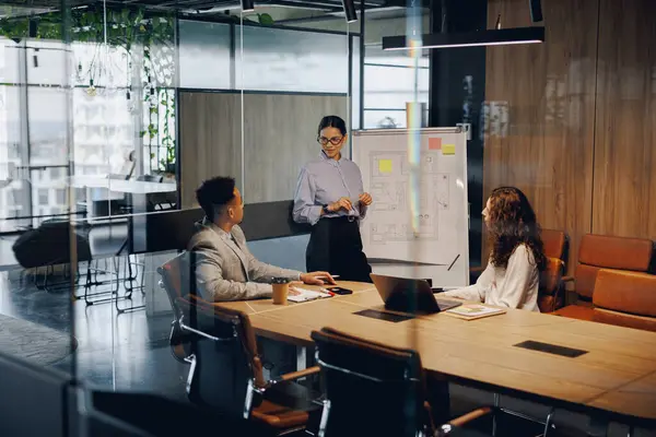 Kendini adamış bir takım, yenilikçi fikirler ve stratejileri tartışmak için şık bir konferans salonunda işbirliği yapıyor.