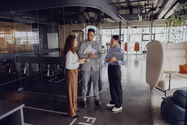 Profesyoneller, işbirliği ve büyüme için modern bir iş ortamında dinamik bir diyaloga giriyorlar.