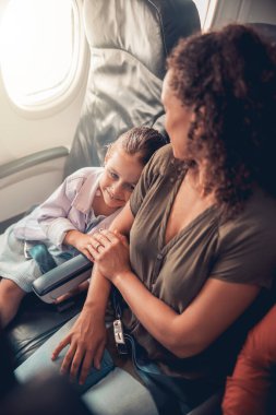 Bir anne ve kızın yolcu olarak geçirdikleri keyifli uçak yolculuğunun gerçekten iç açıcı bir sahnesi.