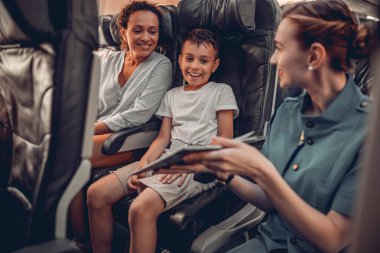 Sevgi dolu bir aile ile bir uçuş görevlisi arasındaki sıcak bir an.