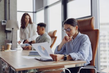 Modern ofislerde, birçok profesyonel raporları gözden geçirir ve projeler üzerinde işbirliği yapar, takım çalışmalarını ve üretkenliği artırır