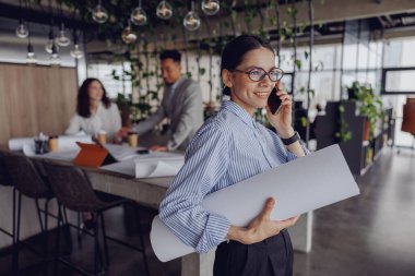 Takım çalışmasını ön plana çıkaran ve modern ofis ortamında yaratıcılığı teşvik eden bir çalışma alanı