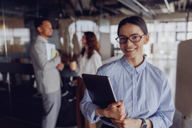 Takım çalışmasının ve profesyonel ilişkinin önemini vurgulayan dinamik ve sürekli bir iş ortamı