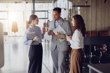 Modern ofis ortamında, çeşitli profesyonellerden oluşan bir grup aktif bir şekilde iç görücü usulü bir tartışmaya girişiyor.