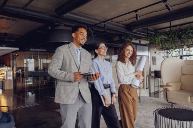 Çağdaş bir ofiste işbirliği için tasarlanmış yenilikçi fikirleri paylaşan yetenekli profesyonellerden oluşan çeşitli bir grup.