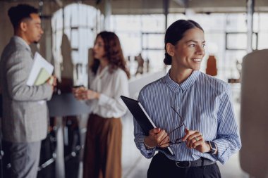 Canlı ve işbirlikçi bir ortamda, profesyoneller modern bir çalışma alanı içinde yenilikçi fikirleri tartışırlar.