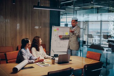 Profesyoneller anlamlı tartışmalar ve sunumlarla birlikte verimli bir toplantıya katılıyorlar.