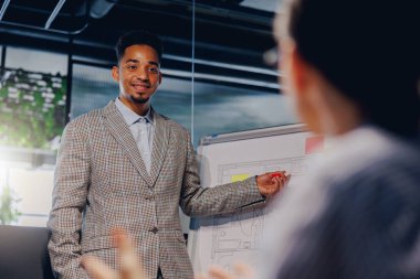 Yetenekli bir profesyonel, modern ofis ortamında yenilikçi fikirler sunuyor.