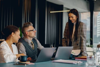 Son derece yetenekli bir ekip, modern ofis ortamında yapıcı bir işbirliği içinde yer alıyor.